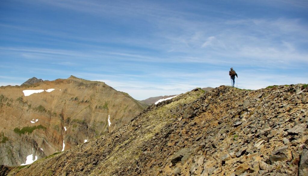 Mơ nhìn người khác leo lên ngọn volcano (núi lửa)